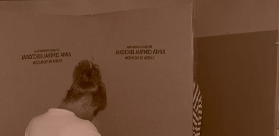 Elecciones 1996.  En una especie de mesa de cartón, y subdividida en cuatro partes, igual número de electores podían sufragar en las esquinas. Ese método continuó hasta los comicios de 1996.