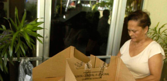 Elecciones 2008. En este año el órgano electoral utilizó, nueva vez, las casetas de cartón de cuatro lados, pero menos altas, lo que posibilitaba que las personas pudieran ver por quién votó la otra.