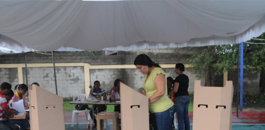 Elecciones 2012. En los pasados comicios, la caseta electoral subdividida quedó en el pasado y dio paso a mesas independientes en las que las personas ya no estaban una al lado de la otra, pero la simplicidad en su estructura es evidente.