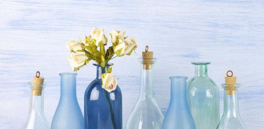 Floreros. Botellas de cristal de diferentes formas y colores se pueden reutilizar como floreros o jarrones.