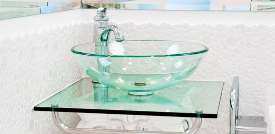 Espacio. El interiorismo actual apuesta por el uso de cristal en el baño.