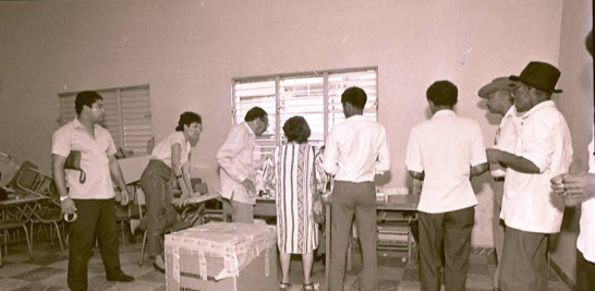 Elecciones 1986.  Lo menos formal de la época eran las camisas sin corbata ni chaqueta, sin embargo, utilizaban sombreros y ropa en tela fina.