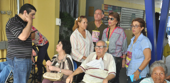 Otros envejecientes a espera de que lleguen sus boletas firmadas y selladas para poder votar.