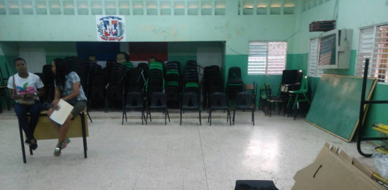En la escuela Aída Cartagena Portalatín, de La Zurza, a las 7:25 de la mañana las votaciones no se habían iniciado debido a que el presidente del colegio electoral aún no se   presentado con los equipos técnicos.