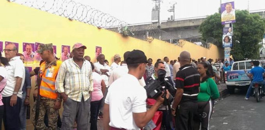 En Santa Cruz de Villa Mella,  en Santo Domingo Norte, a las  6:30 de las mañanas iniciaron las votaciones con los que trabajarán en el proceso mientras afuera, esperaban largas filas de votantes. Se esperan que unas diez mil personas sufraguen allí.