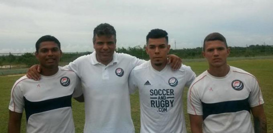 Desde la izquierda John Charria El Mago, Juan Carlos Gastón (DT), David Velastegui y Camilo Aristizabal, nuevos integrantes de los Delfines