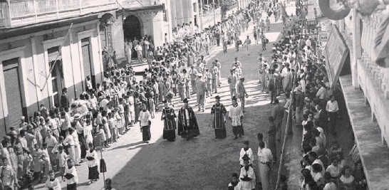 Vista de la calle Del Sol en 1930, con los negocios de entonces, seguido de una toma desde la iglesia La Altagracia donde aún no había comercio. Para los años 50, el pueblo celebraba actividades diversas.