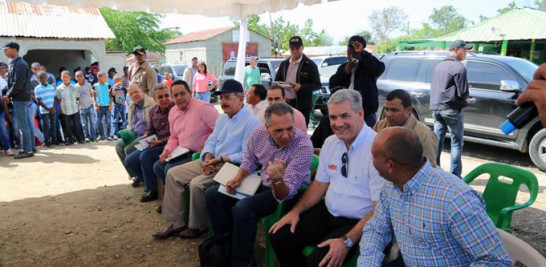 Diálogo. El presidente Danilo Medina junto a los funcionarios que le acompañaron ayer durante su visita sorpresa a la provincia San Juan de la Maguana.