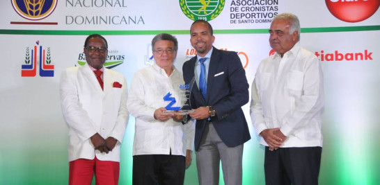 Vian Araújo recibe el trofeo Cronista en Televisión de manos de Jean Giraldi. Observan Federico Félix y Cuqui Torres.