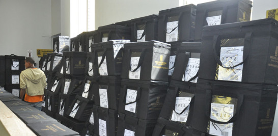 Pila de valijas en el segundo nivel de la Junta Electoral de Distrito Nacional que faltan por validad. Según el presidente de esa Junta son poco menos de 100.