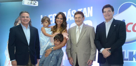Julio Brache Arzeno, Mariela Encarnación, junto sus dos hijos, Pedro Brache y Miguel Arredondo, de Grupo Rica.