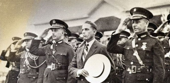 El dictador junto a Rafael Estrella Ureña y oficiales de las Fuerzas Armadas.