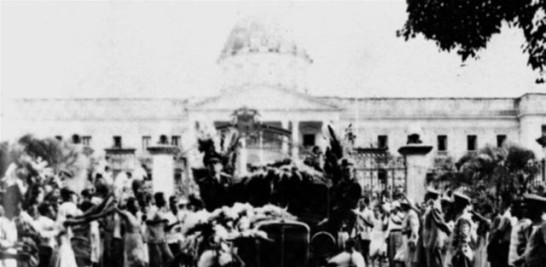 Carro fúnebre con los restos del dictador, a su salida del Palacio Nacional, previo al sepelio.