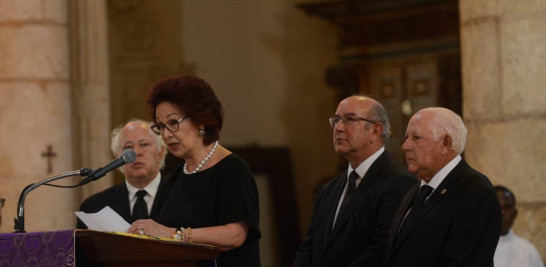 Giralda Busto habla en una ceremonia antes del sepelio de su exesposo. Detrás le acompañan tres de los hijos del fenecido general Imbert Barrera.
