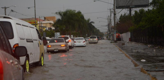 Lento. Las lluvias trastornaron en tránsito de vehículos debido a las inundaciones urbanas.