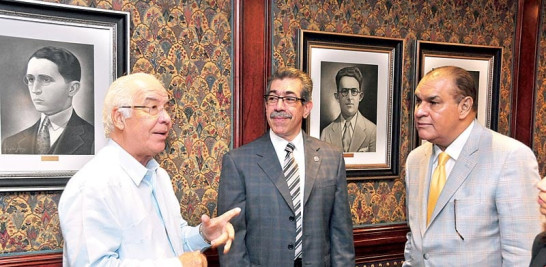 El doctor Abel R. González conversa con el Dr. Jorge Asjana y el director del Listín, Miguel Franjul.