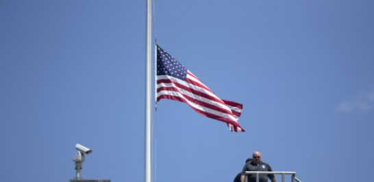 La bandera de Estados Unidos ondea a media asta por encima de la Casa Blanca, debido a una orden presidencial por el tiroteo en un club nocturno en Orlando, Florida.