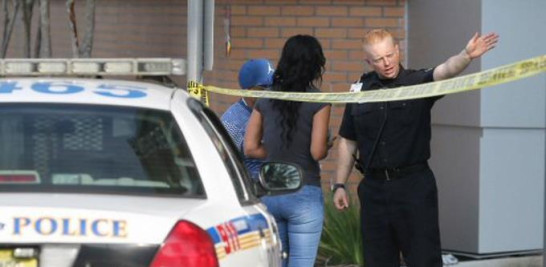 La policía monitorea la escena del tiroteo en el club nocturno en Orlando, Florida.