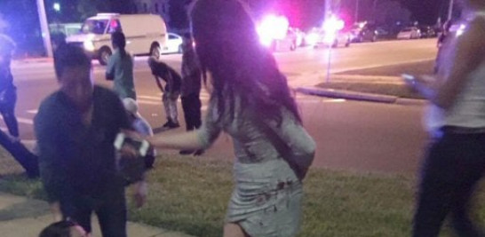 Una fotografía muestra una vista de la escena en general tras un tiroteo contra un club nocturno en Orlando, Florida.