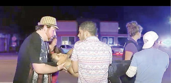 Víctima. Una persona herida es retirada de la discoteca Pulse, luego del tiroteo. Un hombre armado abrió