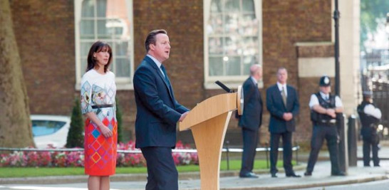 El primer ministro, David Cameron, anuncia ayer su intención de dimitir en octubre próximo, después de que el Reino Unido votase a favor de la salida de la Unión Europea. Su esposa, Samantha Cameron, lo acompañó en la rueda de prensa.