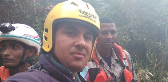 Narración. El periodista Manuel Díaz en el momento que era asistido por los rescatistas.