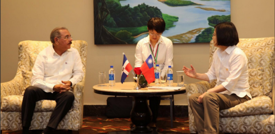 El presidente Danilo Medina durante el encuentro con su homóloga Tsai Ing-wen , presidenta de China-Taiwan.