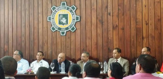 El procurador general de la República, Francisco Domínguez Brito, durante una reunión con representantes del sector agropecuario de Moca en la que se plantearon alternativas para frenar la delincuencia que afecta a los productores.