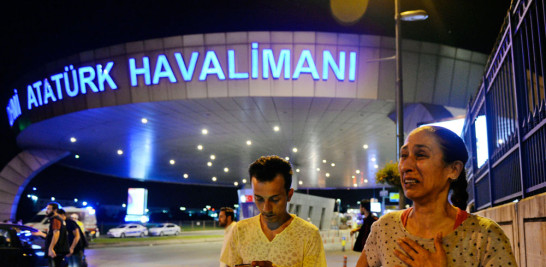 Gente reunida a la entrada del aeropuerto de Atartuk, en Estambul, en la madrugada del miércoles 29 de junio de 2016. / AP