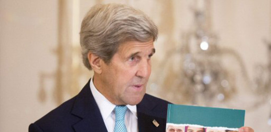 El secretario de Estado de Estados Unidos, John Kerry, sostiene una copia del informe anual de su gobierno sobre el tráfico de personas en el mundo. Haití fue incluido en la "lista negra" de países que no cumplen con los estándares de lucha contra ese flagelo. EFE/Michael Reynolds
