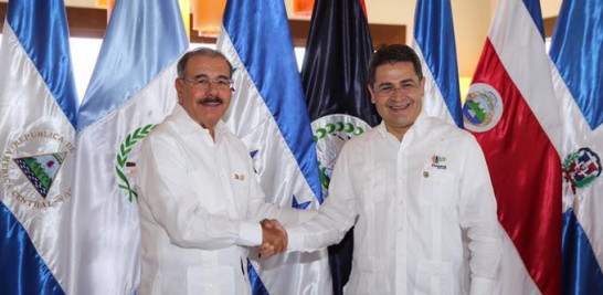 El presidente Danilo Medina y su homólogo de Honduras, Juan Orlando Hernández, durante la  XLVII Cumbre del Sistema de la Integración Centroamericana (SICA), celebrada en Tegucigalpa.