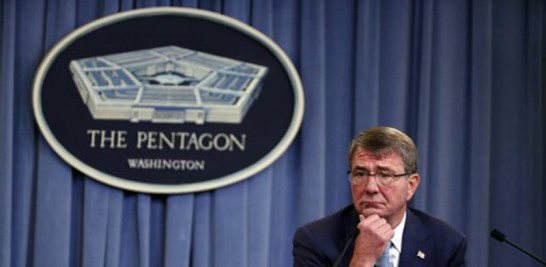 El secretario de Defensa de EE.UU., Ashton Carter, durante la rueda de prensa en el Pentágono en la que se anunció el levantamiento de la prohibición que impedía a los transexuales pertenecer a las Fuerzas Armadas.
