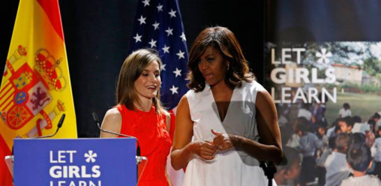 La reina Letizia y la Primera Dama de Estados Unidos, Michelle Obama, durante el discurso de esta última ante 600 universitarias y estudiantes de colegios públicos españoles. La actividad fue en Madrid y se enmarcó dentro del programa "Let Girl Learn" (Dejen que las niñas aprendan) que promueve Obama.