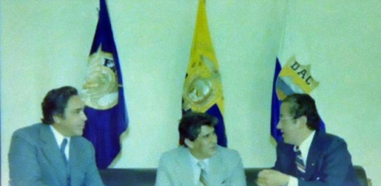 Reunión. Milo Jiménez, izquierda, durante un encuentro con el expresidente Jacobo Majluta, al centro.