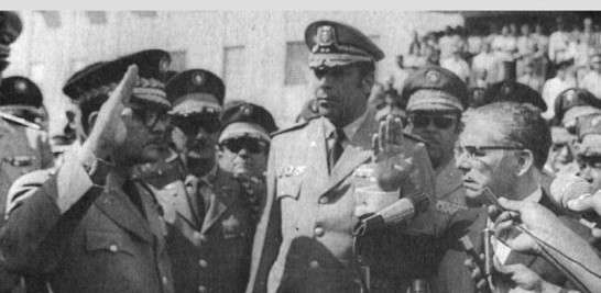 El poder. El fenecido extitular de las Fuerzas Armadas, al centro, en un momento cuando el doctor Joaquín Balaguer juramentaba al exgeneral Ney Nivar Seijas en la jefatura de la Policía Nacional.