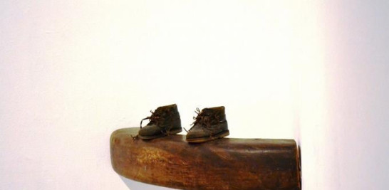 Ánima del limbo.  Arte objeto. Collage, zapatos ortopédicos reciclados y alambre de púas. 2015. Yaniris López/LD