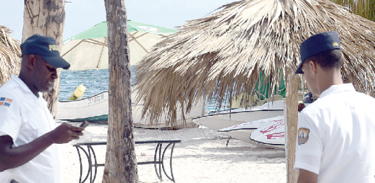 Los miembros del Cuerpo Especializado de Seguridad Turística (CESTUR), realizando labores de prevención en la playa