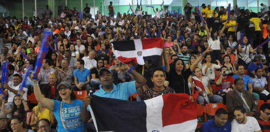 Ni un mandado. El Palacio del Voleibol estuvo abarrotado de público en apoyo a la selección de voleibol
que anoche se colgó el oro en un emocionante partido ante sus iguales de Puerto Rico.