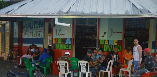 El barrio. Los colmados de Santo Domingo son espacios en los que se reúne la
gente a disfrutar de la programación de los espacios radiales de salsa.