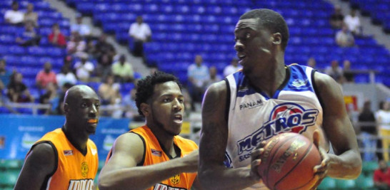 Ataque. Reginald Buckner, de los Metros de Santiago, maneja el balón ante la mirada de Jonathan Araujo y Lavell Payne, de los Indios.