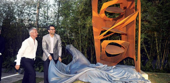 El maestro Fernando Varela y Alberto Cruz develan la escultura.