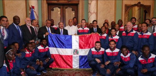 El presidente de la República, Danilo Medina, junto a parte de la delegación dominicana que representará al país en los Juegos Olímpicos de Rio de Janeiro, Brasil.
