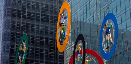 EN SAO PAULO. Un grupo de acróbatas se presentó dentro de anillos olímpicos en el recorrido de la llama olímpica por Sao Paulo, el corazón financiero de Brasil, el pasado domingo 24, después de 82 días de viaje por el país.
