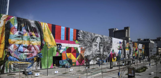 CULTURA. Un mural de 3,000 metros cuadrados en el que destacan rostros de representantes de etnias de los cinco continentes es el regalo del grafitero brasileño Eduardo Kobra a Río con motivo de los Juegos Olímpicos.