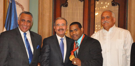 El medallista olímpico Félix Díaz junto al Presidente Medina, durante la ceremonia de entrega de bandera. Figuran Luis Mejía y Jaime David Fernández Mirabal.