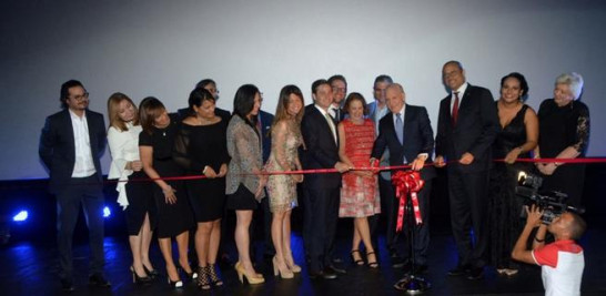 El corte de la cinta que dejó inaugurado el nuevo complejo cinematográfico en Santo Domingo.