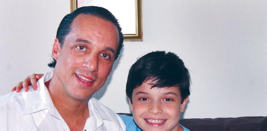 César Estévez González junto a su hijo.