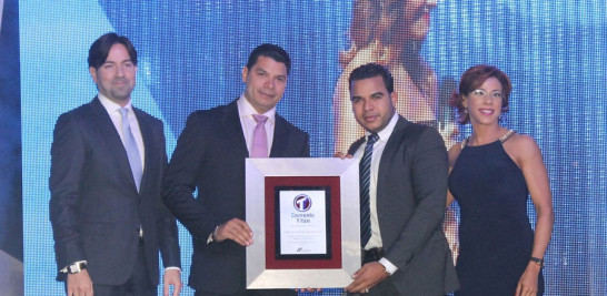 Los propietarios de Comercial Fernández Hernández reciben el Premio al Crecimiento en Compras segmento Distribuidor.