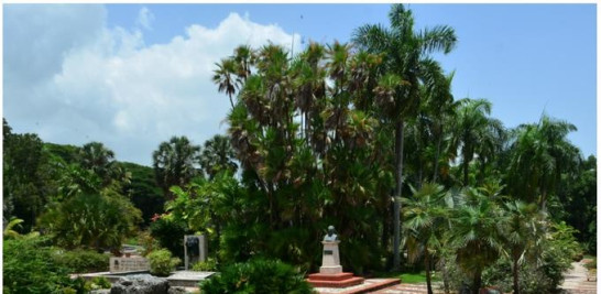 El nombre del parque honra la memoria del doctor Rafael María Moscoso, primer botánico dominicano que escribió un catálogo sobre la flora de La Española en 1943. Glauco Moquete