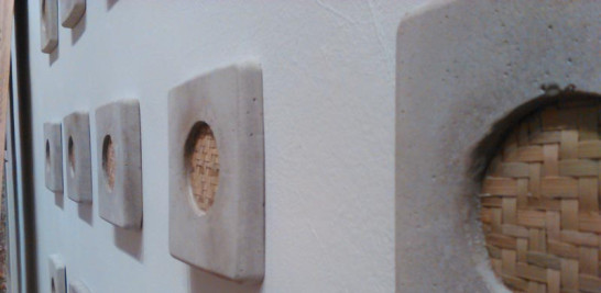 Dahianna Blanco, de la firma Madame Blanco, diseñó una serie de mosaicos decorativos de concreto decorados con una lámina de guano, además de un macetero que combina los mismos materiales.